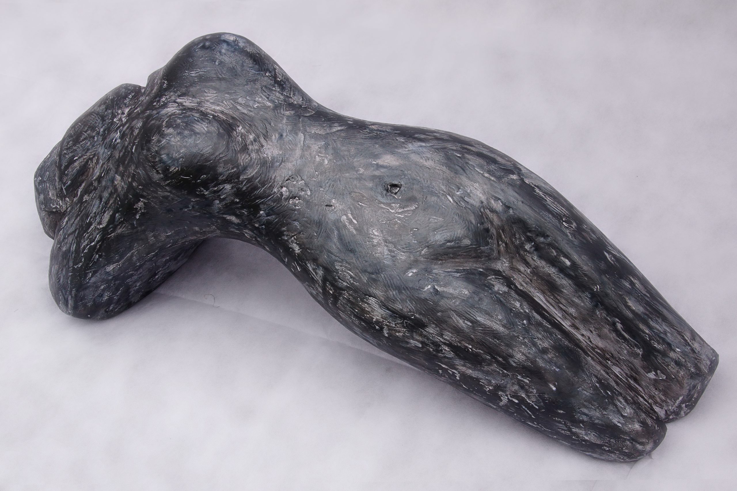 Aufbäumende, Gips getönt, 2016, 51 x 105 x 48 cm